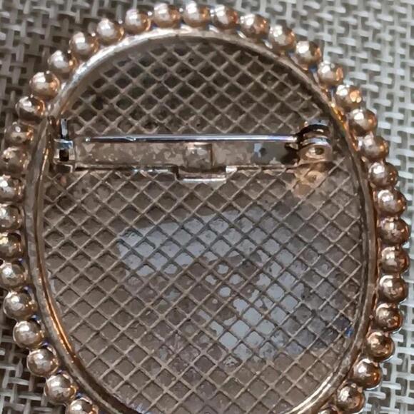 Cameo brooch ivory-tone Roman Era Revival  silhouette on Faux Carnelian Back - Picture 6 of 6